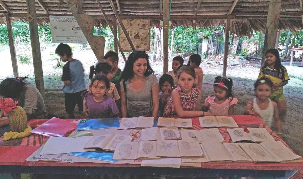 Niñas y niños dibujando plantas 10